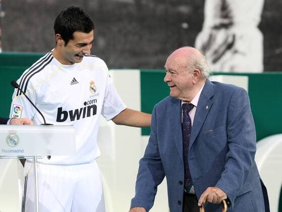 Präsentation von Neuzugang Raul Albiol durch Ehrenpräsident Alfredo di Stefano (beide Real Madrid) -  (20090702029) Fußball Herren Primera Division 2009 2010, 1. Liga, Präsentation, Pressetermin, Real Madrid CF Gruppe Madrid