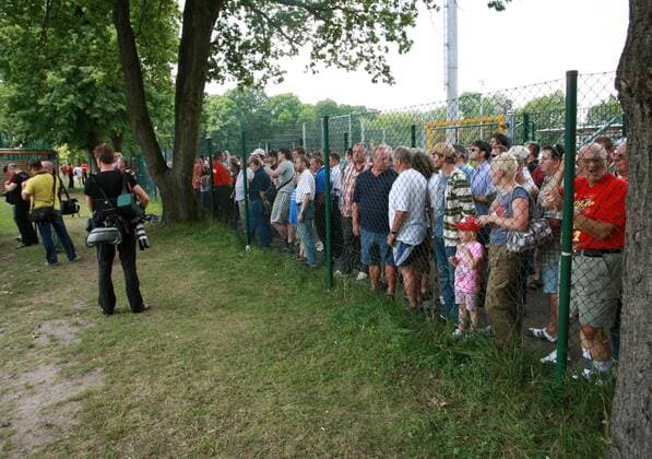 Zahlreiche Zaungäste beim Trainingsauftakt von RB Leipzig Fußball Herren NOFV Oberliga Süd NordOst 2009 2010, RasenBallsport, Rasenball, RedBull, Red Bull Totale Markranstädt Leipzig