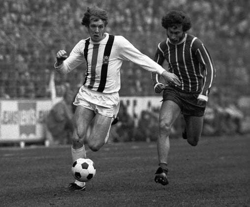 Henning Jensen (Gladbach, li.) gegen Paul Breitner (Bayern) Fußball 1. BL Herren Saison 1972 1973, Borussia Mönchengladbach - FC Bayern München 0:3, Gladbach Gruppe Mönchengladbach Dynamik,