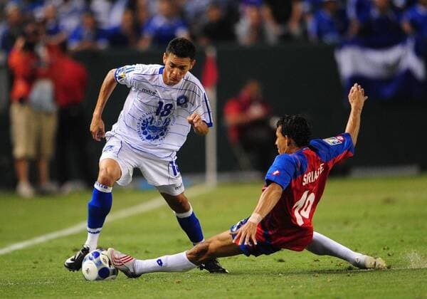 Salvador Coreas (El Salvador, li.) gegen Esteban Sirias (Costa Rica) - (Icon20103762) Fußball Länderspiel Herren Concacaf Gold Cup 2009, GoldCup, Nationalteam, Nationaltrikot, Costa Rica - El Salvador 1:2 Gruppe Carson Dynamik, Kampf, EDITORIAL USE ONLY