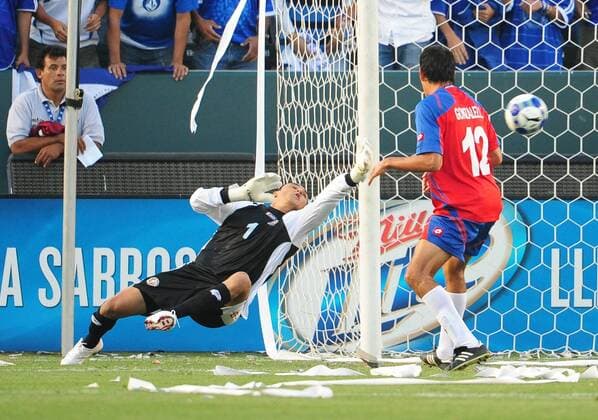 Torwart Keilor Navas (Costa Rica) geschlagen - (Icon0070907030450) Fußball Länderspiel Herren Concacaf Gold Cup 2009, GoldCup, Nationalteam, Nationaltrikot, Costa Rica - El Salvador 1:2 Gruppe Carson Dynamik, EDITORIAL USE ONLY