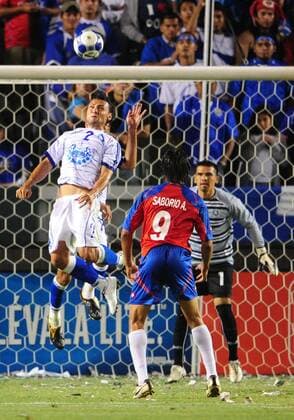 Alexander Escobar (El Salvador, li.) im Duell - (Icon0070907030479) Fußball Länderspiel Herren Concacaf Gold Cup 2009, GoldCup, Nationalteam, Nationaltrikot, Costa Rica - El Salvador 1:2 Gruppe Carson Dynamik, Kampf, EDITORIAL USE ONLY