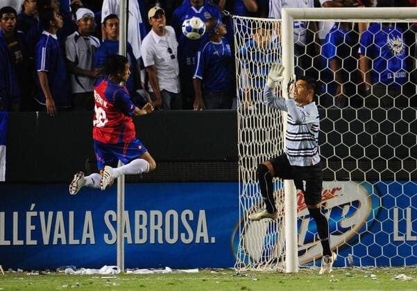 Torwart Miguel Montes (El Salvador) gegen Walter Centeno (Costa Rica) - (Icon0070907030483) Fußball Länderspiel Herren Concacaf Gold Cup 2009, GoldCup, Nationalteam, Nationaltrikot, Costa Rica - El Salvador 1:2 Gruppe Carson Dynamik, EDITORIAL USE ONLY