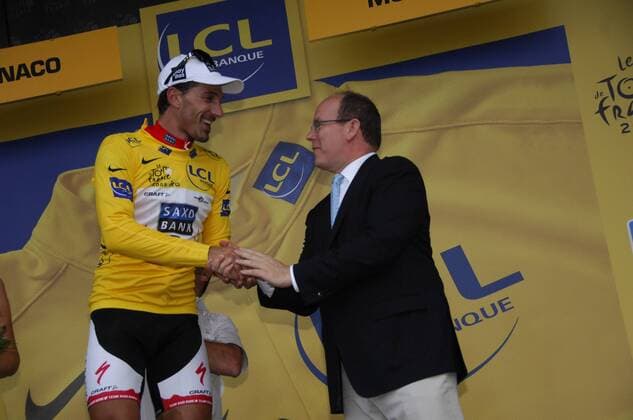 Fürst Albert von Monaco (re.) gratuliert Fabian Cancellara (Schweiz Saxo Bank) zum Gewinn des Prolog bei der Tour de France 2009 -  Radsport Herren Tour de France 2009, Prolog, Zeitfahren, Einzelzeitfahren, Straßenradsport, Straße, Rad Gruppe o0 1. Etappe Monaco Freude,