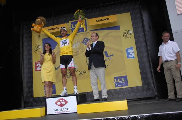 Fabian Cancellara (Schweiz Saxo Bank) gewinnt den Prolog bei der Tour de France 2009 - re. Prinz Albert von Monaco -  Radsport Herren Tour de France 2009, Prolog, Zeitfahren, Einzelzeitfahren, Straßenradsport, Straße, Rad Gruppe o0 1. Etappe Monaco Freude,