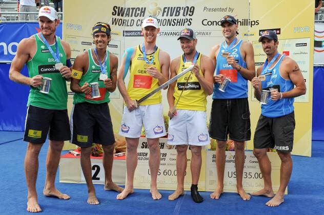 Siegerehrung WM 2009, v.li.: Alison Cerutti, Harley Marques Silva (beide Brasilien), die Weltmeister Jonas Reckermann und Julius Brink (beide Deutschland) sowie Phil Dalhausser und Todd Rogers (beide USA) -  Beachvolleyball WM Herren Beach WM 2009, Finale Gruppe Stavanger Begeisterung, Freude,