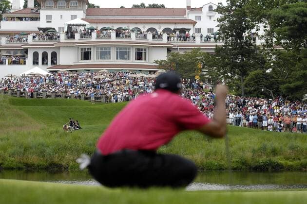 Zuschauer verfolgen vom Klubhaus des Congressional Country Club Tiger Woods (USA) während der AT&T National 2009 -  (WAG2009070501) Golf Herren AT&T National 2009, AT & T, PGA Tour, Totale Congressional Country Club Bethesda