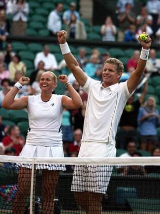 Anna Lena Grönefeld (Deutschland) und Mark Knowles (Bahamas) gewinnen das gemischte Wimbledon Doppel 2009 Tennis All England Championships 2009, Grand Slam Gruppe Wimbledon London Begeisterung, Freude,