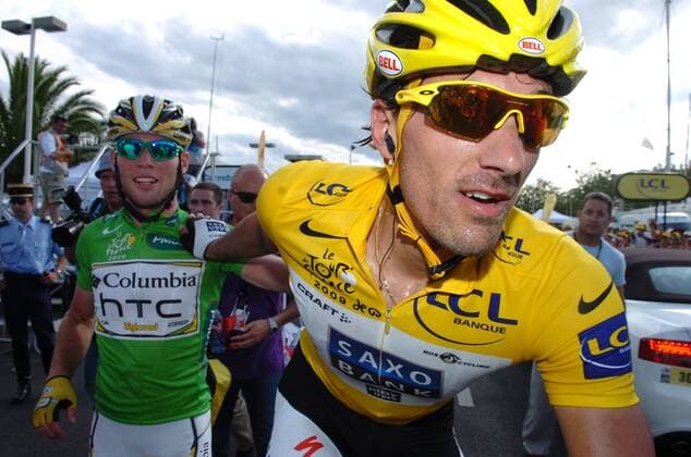 Der Gesamtführende Fabian Cancellara (Schweiz Saxo Bank, re.) gratuliert Mark Cavendish (Großbritannien Columbia High Road) zum Etappensieg auf der 3. Etappe der Tour de France 2009 -  Radsport Herren Tour de France 2009, Straßenradsport, Straße, Rad, premiumd Gruppe 3. Etappe: Marseille - La Grande Motte