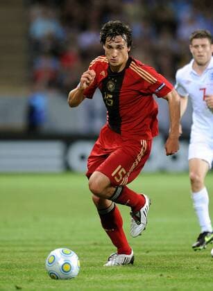 Mats Hummels (Deutschland U21) am Ball Fußball EM Herren U21 EM Finale 2009, U 21, Nationalteam, Nationaltrikot, Länderspiel, Einzelbild Malmö Dynamik,