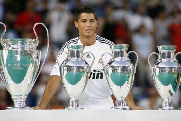 Neuzugang Cristiano Ronaldo (Real Madrid) neben gewonnenen Trophäen seines neuen Vereins -  - NOxONLINExUSE Fußball EC 1 Herren Primera Division 2009 2010, 1. Spanische Liga, Real Madrid CF, Präsentation, Pressetermin, Vdig Gruppe Madrid