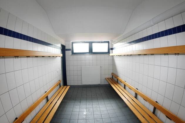 Umkleidekabine im Stadion am Bad, Heimspielstätte von RB Leipzig -  Fußball Herren NOFV Oberliga Süd Nordost 2009 2010, Fotostory, Stadionstory Totale Stadion am Bad o0 Red Bull Markranstädt Leipzig