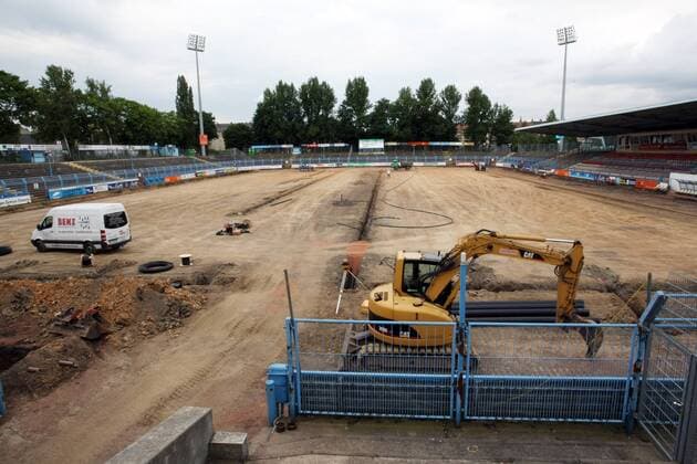 Bauarbeiten im Stadion an der Gellertstraße, Heimspielstätte des Chemnitzer FC - Ausbau der Gräben für die Installation der Rasenheizung und der neuen Bewässerungsanlage Fußball Herren Regionalliga Nord 2009 2010, Chemnitzer FC, CFC Totale Rasenbewässerung, Platzbewässerung Chemnitz
