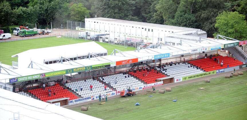 Verlegung der letzten Rasenteile im Stadion an der Alten Försterei, Heimspielstätte von Union Berlin Fußball 2. BL Herren Saison 2009 2010, 1. FC Union Berlin, Bodenpflege o0 Trainingsgelände, Trainingsplatz, Totale Stadion an der Alten Försterei, Alte, Wuhlheide Berlin