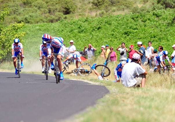 Mehrere Fahrer des Skil Shimano Teams kommen während des Mannschaftszeitfahrens der Tour de France 2009 zu Fall -  Radsport Herren Tour de France 2009, Straßenradsport, Straße, Rad, Mannschaftszeitfahren, Zeitfahren, Vdig Totale 4. Etappe: Montpellier - Montpellier