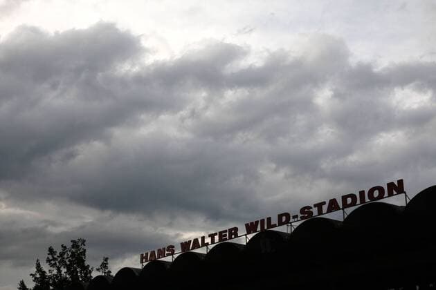 Fußball, Stadiongeschichte SpVgg Bayreuth Stadiongeschichte Dunkle Regenwolken über dem Hans Walter Wild Stadion - Heimspielstätte der SpVgg Bayreuth Fußball Herren Saison 2009 2010, Test, Testspiel, SpVgg Bayreuth Totale Hans Walter Wild Stadion Bayreuth