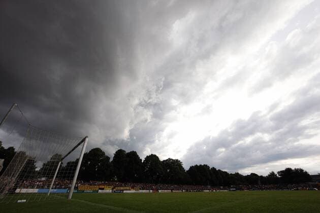 Fußball, Stadiongeschichte SpVgg Bayreuth Stadiongeschichte Dunkle Regenwolken über dem Hans Walter Wild Stadion - Heimspielstätte der SpVgg Bayreuth Fußball Herren Saison 2009 2010, Test, Testspiel, SpVgg Bayreuth Totale Hans Walter Wild Stadion Bayreuth