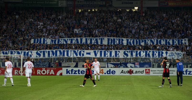 Die Mentalität der Köpenicker! Wenig Stimmung - Viele Sticker! - Hertha Fans verhöhnen Union Berlin Fans mit einem Spruchband Fußball Herren Saison 2009 2010, Test, Testspiel, 1. FC Union Berlin Totale Berlin