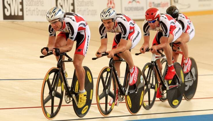 RG Hamburg Team Stevens mit Bastian Faltin, Timo Gallenkämpfer, Karl Christian König, Robert Müller (alle Deutschland) Radsport LM Herren Deutsche Bahnradmeisterschaft 2009, Meisterschaft, DM, Rad, Bahnrad, Bahnradsport, Halle, Indoor Gruppe Erfurt