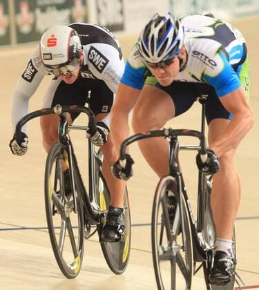 Sebastian Döhrer (re.) vor Rene Enders (beide Deutschland) Radsport LM Herren Deutsche Bahnradmeisterschaft 2009, Meisterschaft, Sprint Gruppe Erfurt