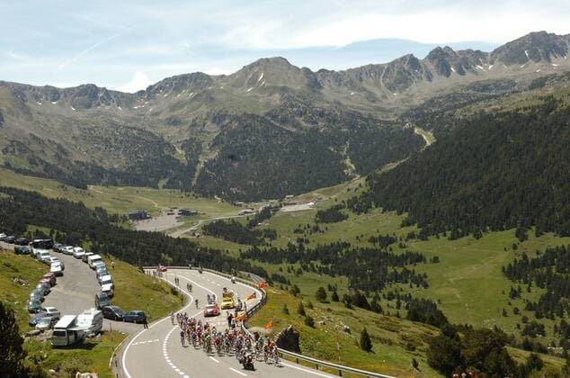 Peloton fährt während der 8. Etappe der Tour de France 2009 durch eine Gebirgslandschaft in den östlichen Pyrenäen zwischen Spanien und Andorra -  Radsport Herren Tour de France 2009, Straßenradsport, Straße, Rad, Vdig Totale 8. Etappe: Andorra La Vieille - Saint Girons