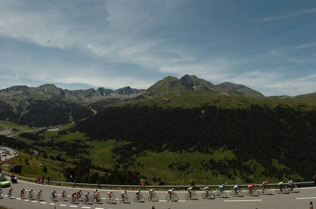 Peloton fährt während der 8. Etappe der Tour de France 2009 durch eine Gebirgslandschaft in den östlichen Pyrenäen zwischen Spanien und Andorra -  Radsport Herren Tour de France 2009, Straßenradsport, Straße, Rad, Vdig Totale 8. Etappe: Andorra La Vieille - Saint Girons