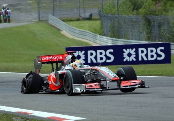 Lewis Hamilton (England McLaren Mercedes) mit zerfetztem Hinterrad Motorsport Grand Prix Herren Großer Preis von Deutschland 2009, Formel 1 Weltmeisterschaft, F1, F, GP, WM Einzelbild Nürburgring Nürburg