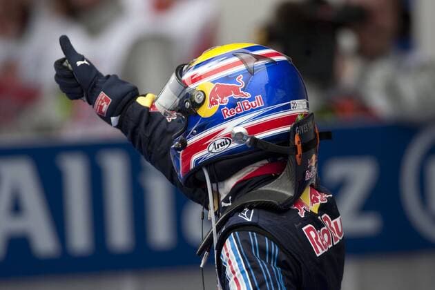 Mark Webber (Australien Red Bull) bejubelt noch in voller Montur seinen Sieg beim Großen Preis von Deutschland 2009 -  Motorsport Grand Prix Herren Großer Preis von Deutschland 2009, Formel 1 Weltmeisterschaft, F1, F, GP, WM Einzelbild Nürburgring Nürburg Freude,