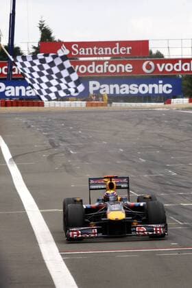 Mark Webber (Australien Red Bull) passiert in seinem Boliden die Zielflagge - Sieg beim Großen Preis von Deutschland 2009 Motorsport Grand Prix Herren Großer Preis von Deutschland 2009, Formel 1 Weltmeisterschaft, F1, F, GP, WM Einzelbild Nürburgring Nürburg