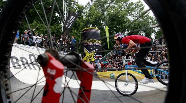 Zuschauer und Teilnehmer an der Miniramp bei den BMX Masters 2009 im Kölner Jugendpark BMX Herren BMX Masters 2009, Freestyle, Finale Miniramp Totale Jugendpark Köln