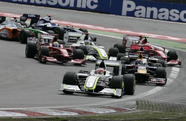 Rubens Barrichello (Brasilien Brawn GP) führt das Feld an Motorsport Grand Prix Herren Großer Preis von Deutschland 2009, Formel 1 Weltmeisterschaft, F1, F, GP, WM Totale Nürburgring Nürburg