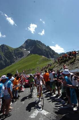 Christophe Kern (Frankreich Cofidis, re.) und Alessandro Vanotti (Italien Liquigas) im Anstieg zum Col du Tourmalet in den Pyrenäen während der Tour de France 2009 -  Radsport Herren Tour de France 2009, Straßenradsport, Straße, Rad, Totale 9. Etappe: Saint Gaudens - Tarbes