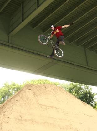 Teilnehmer des Dirt Finales der BMX Masters 2009 bei einem gewagten Air BMX Herren BMX Masters 2009, Freestyle, Dirt Finale Totale Köln Höhe,