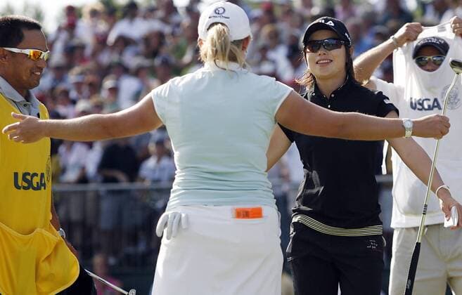 Eun Hee Ji (Südkorea, re.) erhält Glückwünsche von Cristie Kerr (USA) nach ihrem Sieg bei den US Women s Open 2009 -  (NYP20090712127) Golf Damen US Women s Open 2009, Womens, LPGA Tour Gruppe Bethlehem Harmonie, Freude,