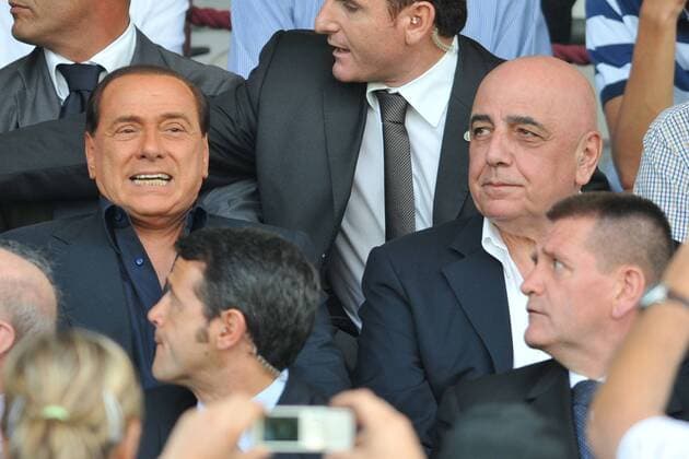 Ministerpräsident Silvio Berlusconi (Italien, li.), Eigentümer des AC Mailand, mit Vizepräsident Adriano Galliani (AC Mailand) -  Fußball Herren Saison 2009 2010, Test, Testspiel, AC Milan Gruppe o0 Varese