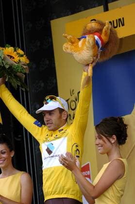 Rinaldo Nocentini (Italien Ag2r) im gelben Trikot bei der Siegerehrung nach der 10. Etappe der Tour de France 2009 -  Radsport Herren Tour de France 2009, Straßenradsport, Straße, Rad, Gruppe 10. Etappe: Limoges - Issoudun Freude,