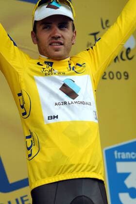 Rinaldo Nocentini (Italien Ag2r) im gelben Trikot bei der Siegerehrung nach der 10. Etappe der Tour de France 2009 -  Radsport Herren Tour de France 2009, Straßenradsport, Straße, Rad, Einzelbild 10. Etappe: Limoges - Issoudun Freude,
