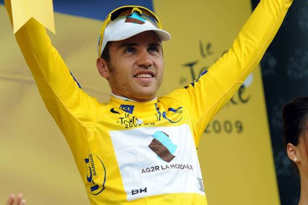 Rinaldo Nocentini (Italien Ag2r) im gelben Trikot bei der Siegerehrung nach der 10. Etappe der Tour de France 2009 -  Radsport Herren Tour de France 2009, Straßenradsport, Straße, Rad, Einzelbild 10. Etappe: Limoges - Issoudun Freude,