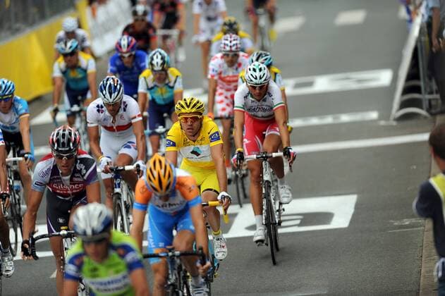 Rinaldo Nocentini (Ag2r, Mitte) kommt im Hauptfeld vor Filippo Pozzato (re., Katusha beide Italien) ins Ziel der 10. Etappe der Tour de France 2009 -  Radsport Herren Tour de France 2009, Straßenradsport, Straße, Rad, Gruppe 10. Etappe: Limoges - Issoudun