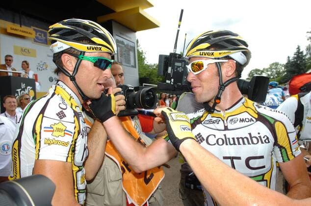 Mark Cavendish (Großbritannien, re.) nimmt Gratulationen von seinem Teamkollegen Bernhard Eisel (Schweiz beide Columbia High Road) entgegen nachdem er die 11. Etappe der Tour de France 2009 gewonnen hat -  Radsport Herren Tour de France 2009, Straßenradsport, Straße, Rad Gruppe 11. Etappe: Vatan - Saint Fargeau Freude,