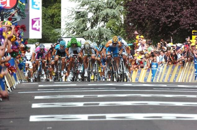 Massensprint am Ende der 11. Etappe: Mark Cavendish (Großbritannien Columbia High Road, Mitte) gegen Tyler Farrar (USA Garmin Slipstream, re.) und Thor Hushovd (Norwegen Cervelo, grün) sowie Gerald Ciolek ...-  Radsport Herren Tour de France 2009, Straßenradsport, Straße, Rad Totale 11. Etappe: Vatan - Saint Fargeau