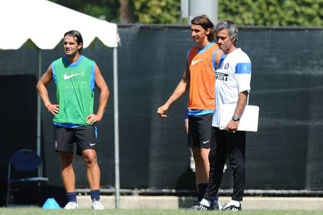 V.li.: Cristian Chivu, Zlatan Ibrahimovic und Trainer Jose Mourinho (alle Inter Mailand) -  Fußball Herren Serie A 2009 2010, 1. Italienische Liga, Trainingslager, Training, FC Internazionale Mailand Gruppe Los Angeles, LA o0 L A