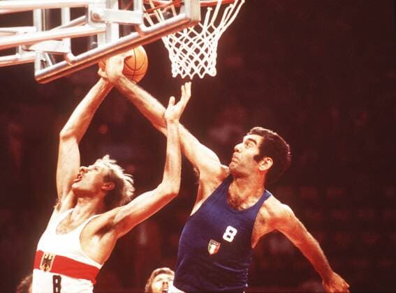 Spielszene BR Deutschland (li.) gegen Italien Basketball OS Sommer Herren Olympische Spiele München 1972, Sommerspiele, Länderspiel, Nationalteam, Nationaltrikot, Gruppe München Dynamik, Kampf,
