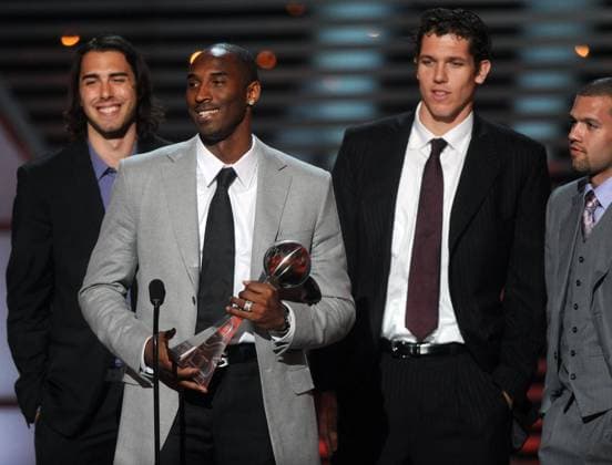 Kobe Bryant (2.v.li.) nimmt für seine Los Angeles Lakers die Trophäe für das beste Team bei den ESPY Awards 2009 in Los Angeles entgegen, dahinter, v.li.: Sasha Vujacic, Luke Walton und Jordan Farmar -  (LAP2009071535) Basketball Herren ESPY Awards 2009, NBA Gruppe Los Angeles, LA, L.A. Freude,