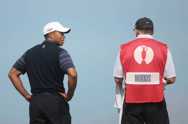 Tiger Woods (USA, li.) im Gespräch mit seinem Caddie Steve Williams (Neuseeland) -  (LON2009160706) Golf Herren The British Open Championship 2009, European PGA Tour Gruppe Turnberry Ayrshire Enttäuschung, Nachdenklichkeit, Skepsis,