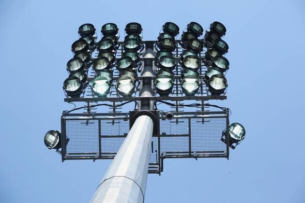 Fußball, Stadiongeschichte FSV Frankfurt Flutlichtmast im Frankfurter Volksbank Stadion, Heimspielstätte des FSV Frankfurt, mit Abblendklappen, um das Licht besser zu bündeln Fußball 2. BL Herren Saison 2009 2010, FSV Frankfurt, Fotostory, Stadionstory Einzelbild Frankfurt M.