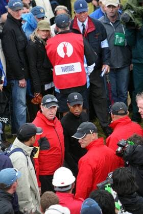 Tiger Woods (USA) auf der Suche nach seinem Ball -  Golf Herren The British Open Championship 2009, European PGA Tour, Gruppe Turnberry, Ayrshire
