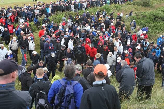Tiger Woods (USA, Mitte) auf der Suche nach seinem Ball -  Golf Herren The British Open Championship 2009, European PGA Tour, Totale Turnberry, Ayrshire