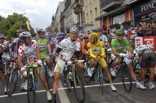 Die führenden der verschiedenen Kategorien am Start der 14. Etappe der Tour de France 2009, v.li.:Franco Pellizotti (Italien Liquigas), Tony Martin (Deutschland Columbia High Road), Rinaldo Nocentini (Italien Ag2r) ... -  Radsport Herren Tour de France 2009, Straßenradsport, Straße, Rad Gruppe 14. Etappe: Colmar - Besancon