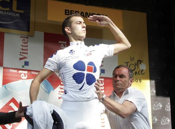 Bernard Hinault (Frankreich, re.) schiebt einen Protestanten im Trikot von Francaise de Jeux bei der Siegerehrung von der Bühne Radsport Herren Tour de France 2009, Straßenradsport, Straße, Rad Gruppe 14. Etappe: Colmar - Besancon